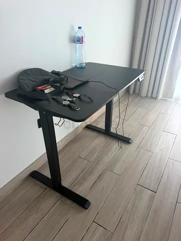 Black adjustable height standing desk – compact, good condition