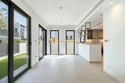 تاون هاوس من 4 غرف نوم | أورا جاردنز | إطلالات على الفناء والحديقة | تصميم حديث غير مفروش