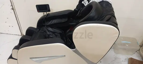 AWD Full-body electric massage chair in excellent working condition