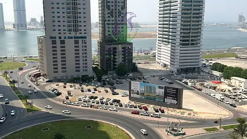شقة غرفتين وصالة للإيجار في التعاون | إطلالة بحرية | بلكونة | غرفة غسيل | مسبح وجيم | موقع مميز في الشارقة