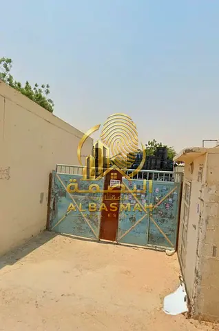 عقار استثماري للبيع في الصجعة الصناعية خلف مصنع الأسمنت بمساحة 20,000 قدم يضم سكن عمال ومحلات تجارية وحوطة مؤجرة بعائد مميز