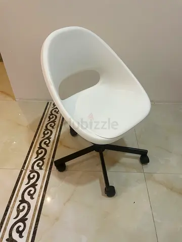 IKEA White Swivel Office Chair with Black Base - Compact and Minimal