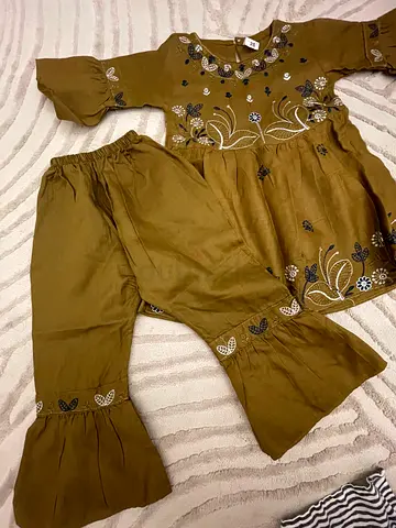 Olive green embroidered two-piece set (top + pants)