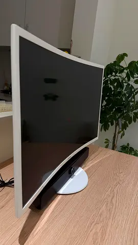 Samsung 32-Inch Curved Full HD Monitor – White