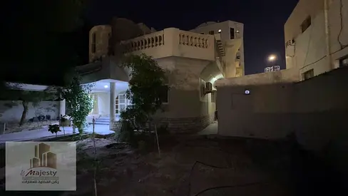 للبيع فيلا في إمارة عجمان الراشدية تتكون من دورين موقع استثماري مميز بالقرب من الشارع الرئيسي وقصر الشيخ مساحة 8غرف نوم الأرض: 13,000 قدم²