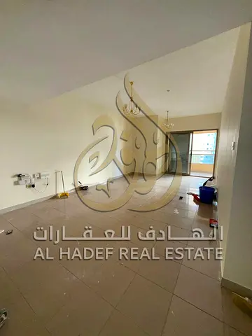 للإيجار السنوي في الشارقة | القصباء شقة واسعة ومميزة مكونة من غرفتين وصالة في منطقة القصباء، تتميز بمساحات كبيرة وتوزيع عملي، مع مخزن وبلكونتين، بالإض
