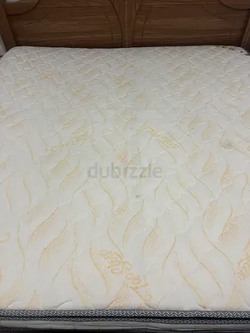 King size mattress 200*200 in excellent condition with 9 months warranty