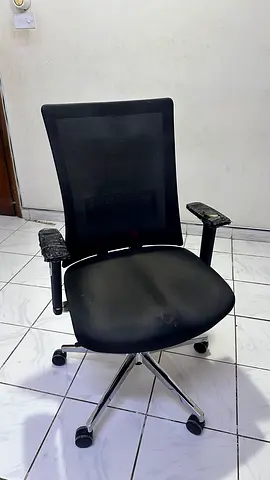 Black ergonomic office chair with mesh back and adjustable arms,also adjustable height and recline