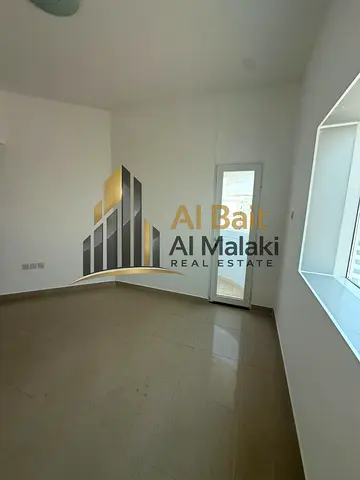 غرفتين وصالة للإيجار السنوي في التعاون بالشارقة على مخرج دبي مباشرة – حمامان، جاكوزي مجاني، شهر مجاني، إيجار 46,000 درهم والدفع على 4 أو 6 دفعات