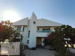 For sale: a unique villa in Sharjah Emirate, Al Tarfa area. It has 6 rooms, a living room, and a spa