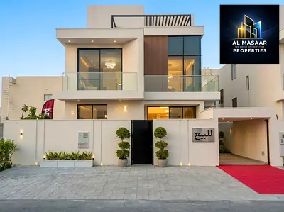 فيلا مميزة للبيع؛ السعر يشمل المصعد ووصلات المرافق (الكهرباء والمياه) ووحدات تكييف الهواء.