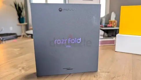 Motorola Razr Foldable Smartphone - Excellent Condition( sealed unit )