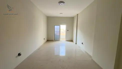 شقة غرفة وصالة أول ساكن بمساحة ممتازة، مع تكييف مركزي وبلكونة و2 حمام، في موقع متميز بالروضة 2 على شارع الشيخ عمار