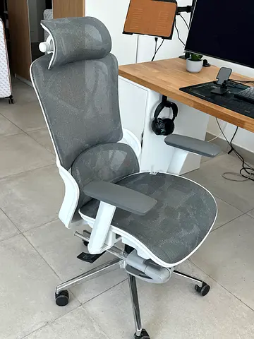 Comfortable ergonomic office chair in very good condition.