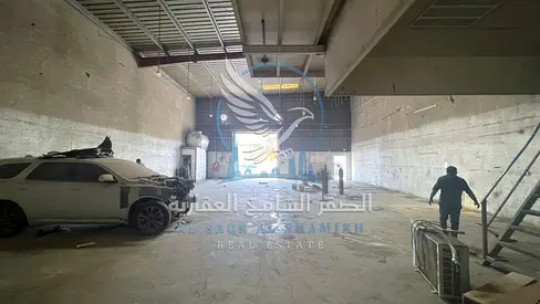 مستودع بموقع مميز بالصناعيه 4 الشارقه | مساحه 3500قدم | ممر واسع للشاحنات | كهربا 3فاز | كراج للسيارات | مكتب للاعمال | تصميم عصري | تامين شيك | ميزان