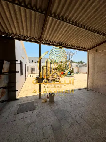 بيت شعبي للبيع في منطقة الطلاع – ضاحية مغيدر بالشارقة على مساحة 12,000 قدم مربع مع 8 غرف نوم وموقع سكني مميز للمواطنين والخليجيين