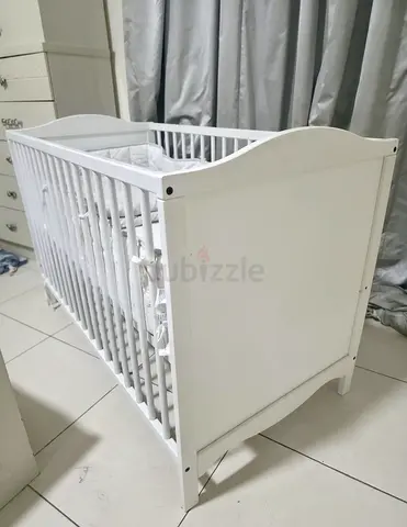 White Baby Crib with Bumper & Bedding Set – Excellent Condition