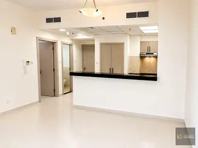 RENOVATED | CHILLER FREE| 890SQFT
