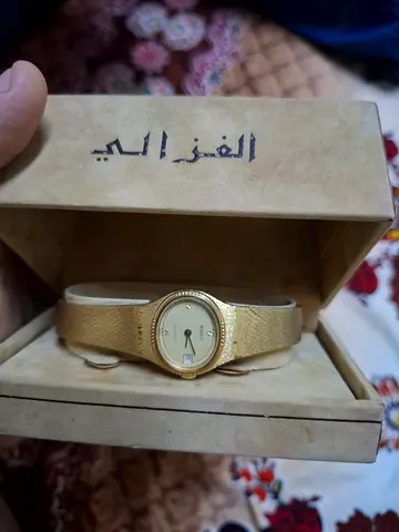 Gold-tone women's wristwatch in original box - working, vintage look