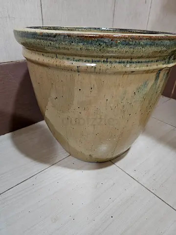 Large glazed ceramic planter / decorative pot
