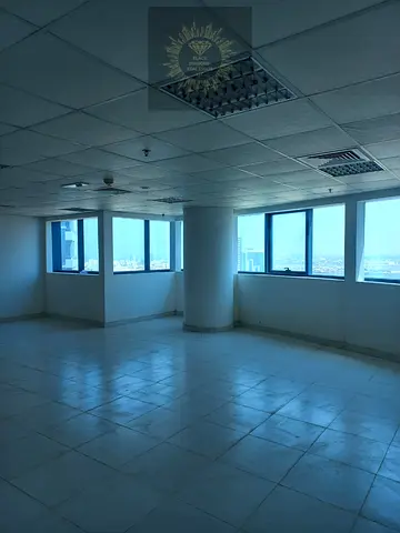 شقة مكتبية للبيع في أبراج فالكون... مساحتها 1160 قدم مربع... سعرها 375,000 جنيه إسترليني مع موقف سيارات