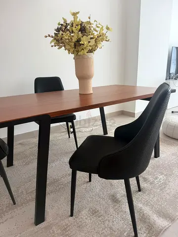 wooden dining table with black metal legs (90x180cm) + 2 black chairs . Very good condition
