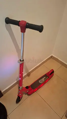 Red foldable kids' kick scooter with lights - good condition