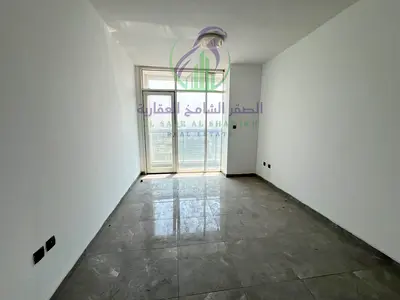 شقة غرفتين وصالة للإيجار السنوي في المجاز 2 الشارقة بإطلالة بانورامية وتشطيب حديث وغرفة ماستر وبلكونتين