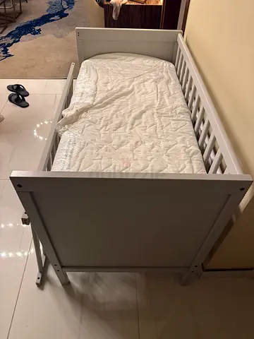 Brand new White Wooden Baby Crib / Cot in Good Condition two mattres one soft one hard
