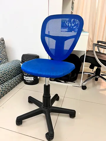Blue mesh swivel office chair with adjustable height