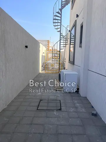 A modern and spacious brand-new villa in Al Tarfa, Majlis with a Large Kitchen Maid’s Room Laundry Room Storage Room Private Yard Garden Garage for 4
