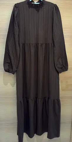 Brown long-sleeve dress with ruffled collar
