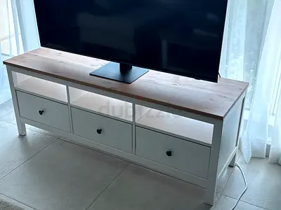 Modern white and wood TV unit with 3 drawers.