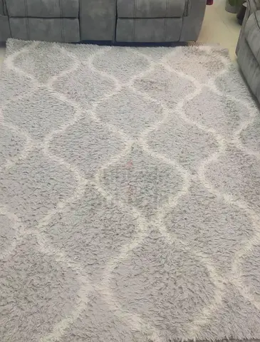 Light gray shaggy area rug with geometric trellis pattern -2.5 x 1.7m (approx)