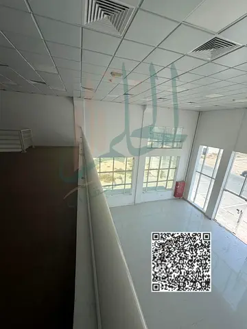 معرض للإيجار في الصناعية 18 الشارقة | 2,250 قدم² | كهرباء 25 كيلووات | مطبخ وحمام | 130,000 درهم سنوياً