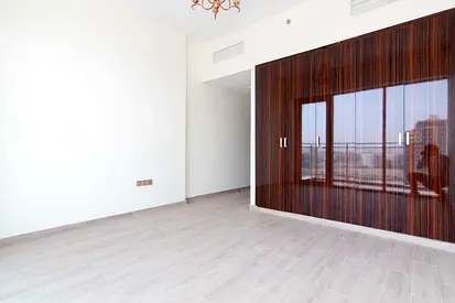 910 SQFT - PODIUM UNIT - CLOSED KITCHEN