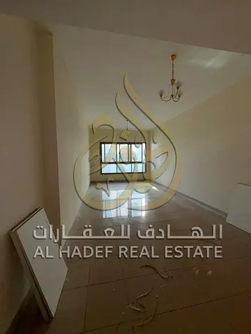 غرفتين وصالة للإيجار السنوي في القصباء، مساحة كبيرة، ستور، بلكونتين، خزائن بالحائط، تكييف وغاز مركزي، وموقع مميز مع الدفع على 4 دفعات