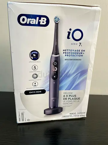 Oral-B iO Series 7 Electric Toothbrush, 2 Replacement Toothbrush Heads (New)