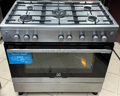 Electrolux latest model 5 burner gas and cooker 90cm same like new condition for sale
