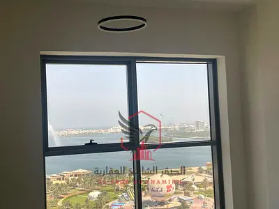 شقة مميزة بمساحة واسعة غرفتين وصالة وإطلالة بحرية، ثاني ساكن.