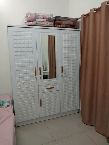 I'm selling 3door wardrobe new one