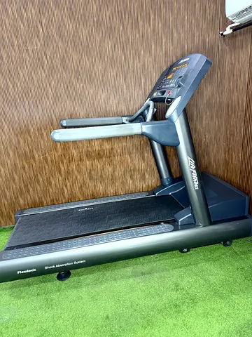 Life fitness clst treadmill