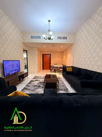 شقة غرفة وصالة للإيجار الشهري في عجمان الراشدية 3، موقع مميز على شارع الشيخ خليفة مباشرة، قريبة من الخدمات والمرافق، الإيجار الشهري 4,000 درهم، تأمين