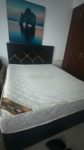 Queen mattress and base in good condition