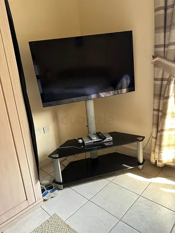 Sony 43-45 inch Siny Flat Panel TV with Glass Stand and Accessories with Reciever - Good Condition