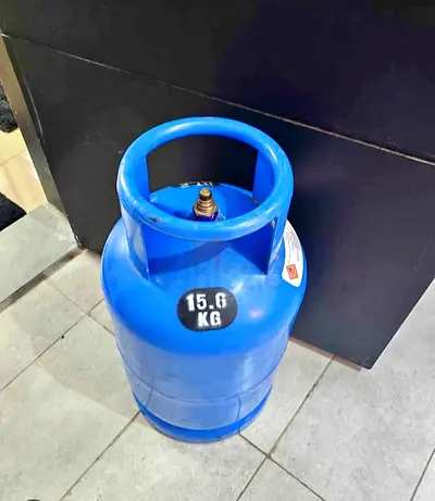 15.6 kg Blue LPG Gas Cylinder - Good Condition + regulator+ pipe