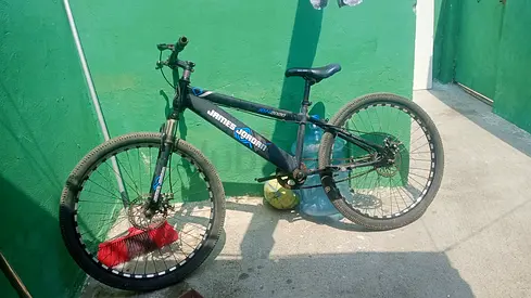 Used James Hunter mountain bike - 26" frame, front suspension