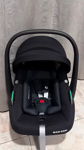 Maxi-Cosi Infant Car Seat (Black) - Excellent Condition pebble S