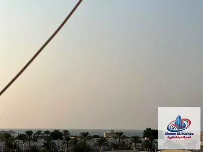 غرفتين وصالة القليعة بإطلالة بحرية وبالكونة 2 حمام وغرفة ماستر موزع موقع مميز قريب من كورنيش الشارقة وفندق رويال ومتوفرة جميع الخدمات والمرافق العامة