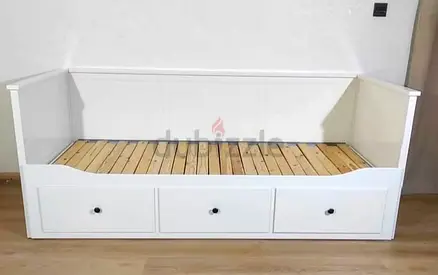 White Wooden Daybed with 3 Under-Drawer Storage